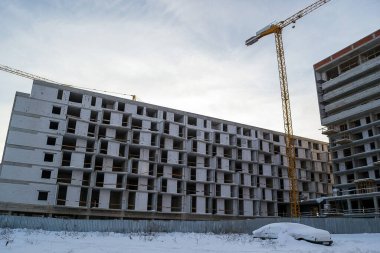 Modern bina yapım halinde. Konut binasında çalışan büyük sarı vinç..