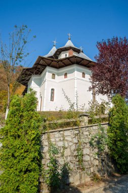 Açık mavi gökyüzüne karşı Crisan Vaca Manastırı manzarası