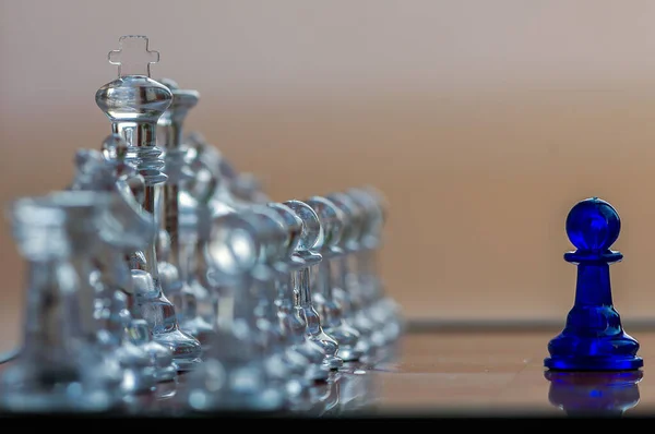Close Transparent King Chess Piece Sitting Chessboard Shallow Depth Field — Stock Photo, Image