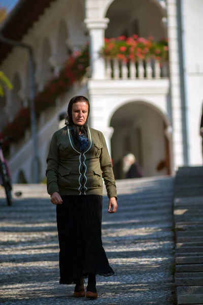 Ribita Rumania Octubre 2019 Mujer Caminando Por Sendero Cerca Monasterio — Foto de Stock
