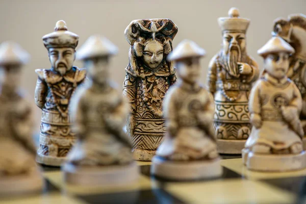 Close White Queen Chess Piece Sitting Chessboard — Stock Photo, Image