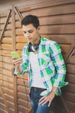 Akıllı telefonlar ve kulaklık ile modern bin yıllık delikanlı