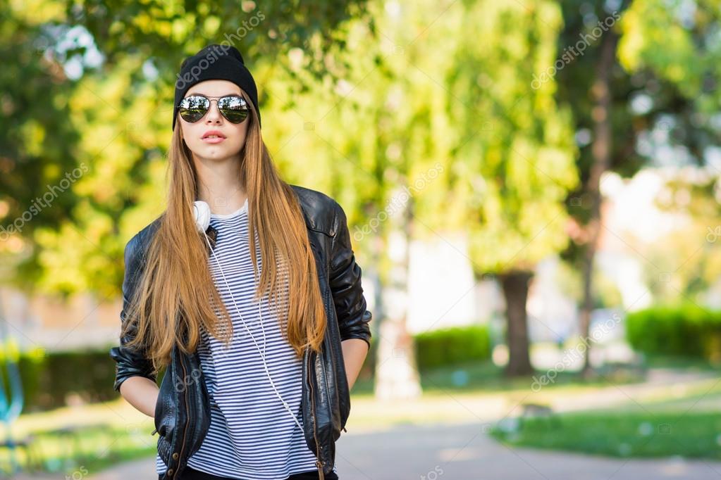 coole teenagerin mit sonnenbrille im urbanen outfit im