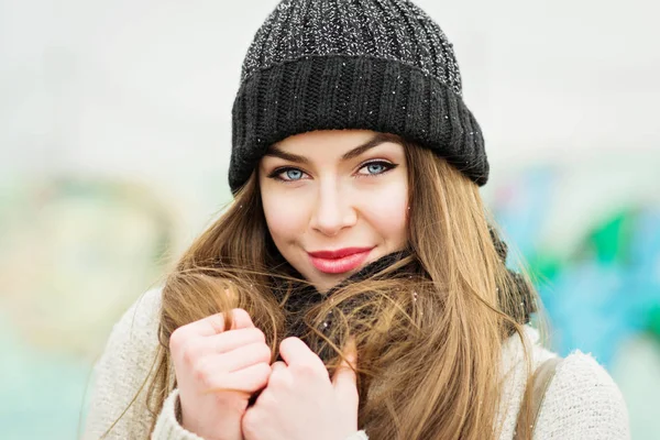 Nádherná mladá žena v zimě — Stock fotografie