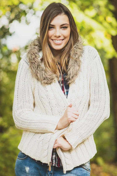 Belle jeune femme en pull tricoté en automne dans le parc — Photo