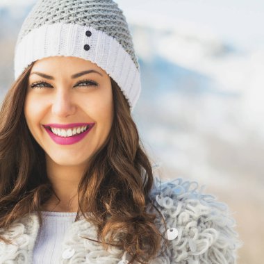 Örme bere şapka kışın muhteşem genç kadın