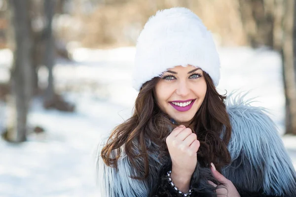 Precioso retrato de invierno de mujer joven — Foto de Stock