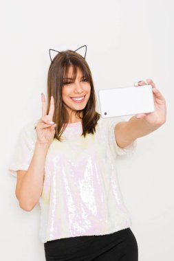 Modern bin yıllık genç kadın bir selfie alarak