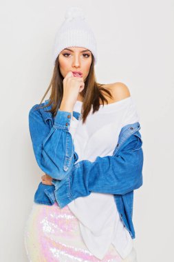 Modern genç kadın serin parlak kış kıyafeti