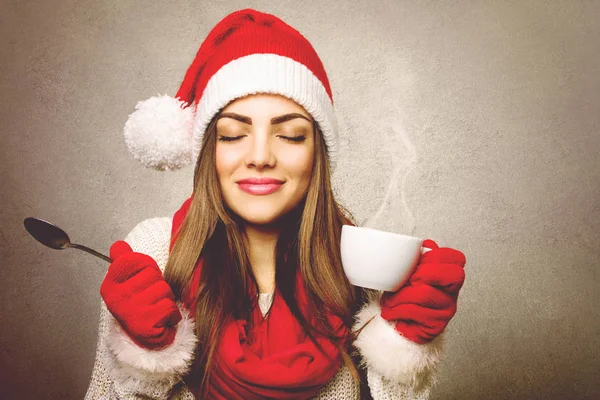 Natal mulher de estilo sorrindo desfrutando de café — Fotografia de Stock