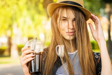 Şapka, kahve ve şapka bahar parkta genç kadınla