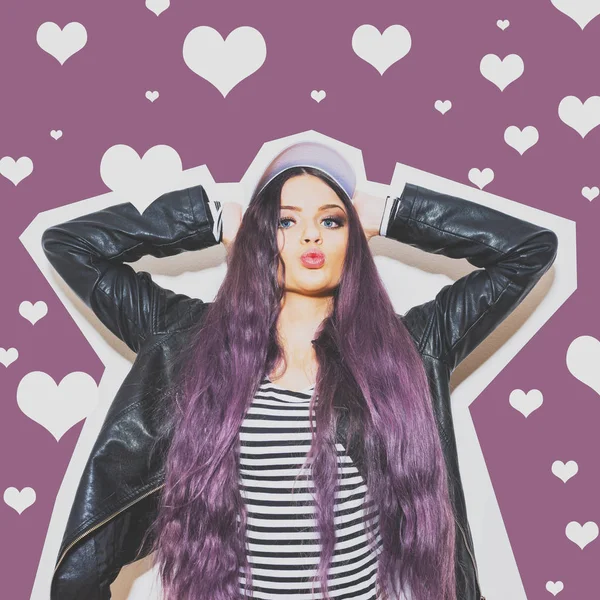 紫色头发在皮革夹克摆酷十几岁的女孩 — 图库照片