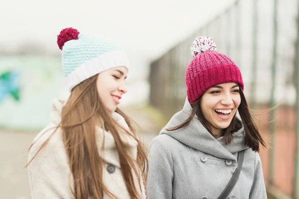 Two Female Friends Laughing Enjoying Outdoors Winter Day Wearing Knitted — Stock Photo, Image