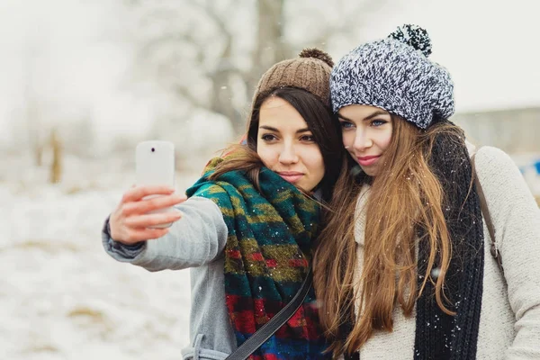 Dwie Koleżanki Zimie Biorąc Selfie Smart Phone — Zdjęcie stockowe