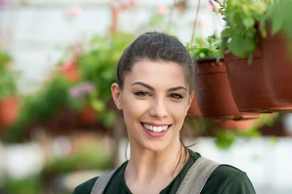 Primo Piano Del Viso Della Giovane Giardiniera Sorridente Donna Fiorista — Foto Stock