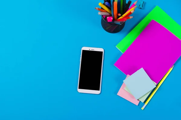 Smartphone Und Schreibwaren Für Studenten Auf Blauem Hintergrund Flache Lage — Stockfoto