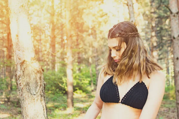 Boheemse Jonge Vrouw Buiten Zomer Dragen Van Gehaakte Bikinitop Matte — Stockfoto