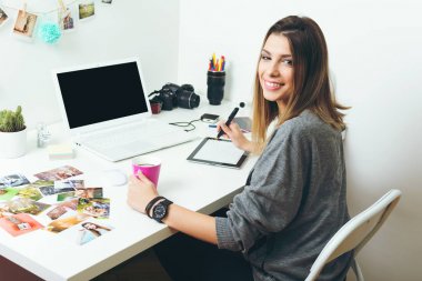 Genç kadın fotoğrafçı evde, ev ofis içinde laptop üzerinde serbest