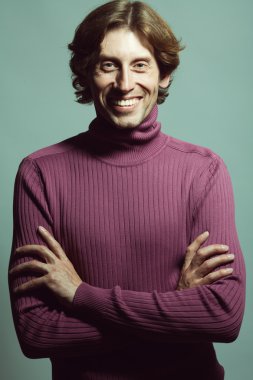 Erkek güzellik kavramı. Yakışıklı gülen duygusal portre