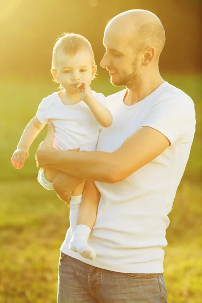 Lycklig familj, bästa vänner för evigt koncept. Far och Lille son — Stockfoto