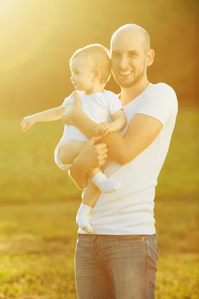 Familia feliz, concepto de mejores amigos para siempre. Padre e hijo pequeño —  Fotos de Stock