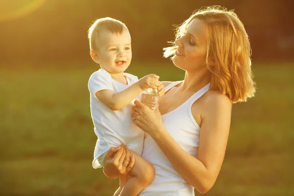 Gelukkig familie concept. Portret van het spelen moeder en zoontje — Stockfoto