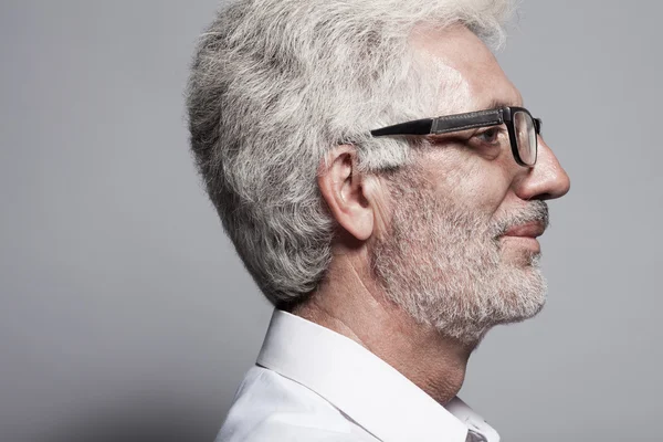 Brillenkonzept. Porträt eines 60-jährigen Mannes — Stockfoto