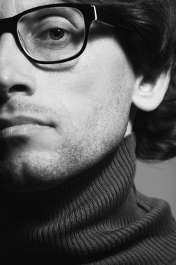 Siyah ve beyaz kapatın karizmatik genç adam portresi