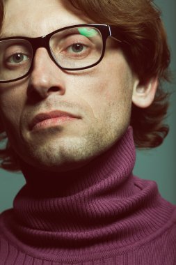 Trendy gözlüklü karizmatik genç adam portresi kapatın