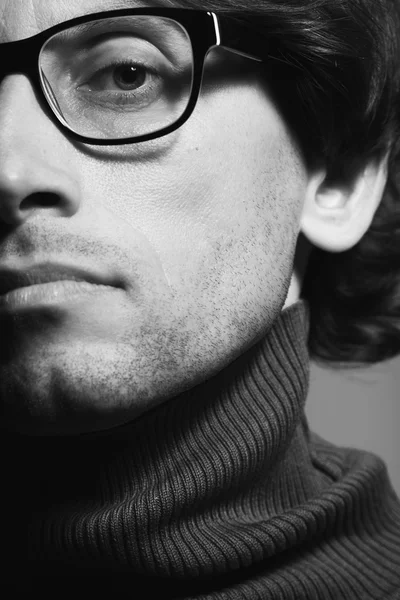 Siyah ve beyaz kapatın karizmatik genç adam portresi