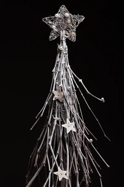 Estudio artístico plano de un árbol de Navidad hecho de ramas pintadas, alambre, perlas — Foto de Stock