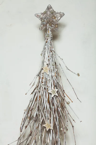 Estudio artístico plano de un árbol de Navidad hecho de ramas, alambre, perlas — Foto de Stock