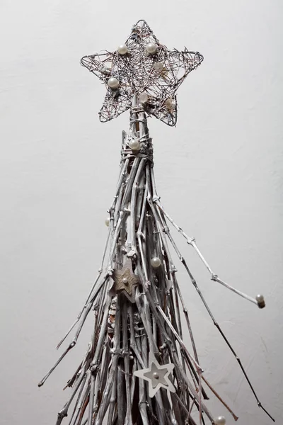 Estudio artístico plano de un árbol de Navidad hecho de ramas, alambre, perlas — Foto de Stock