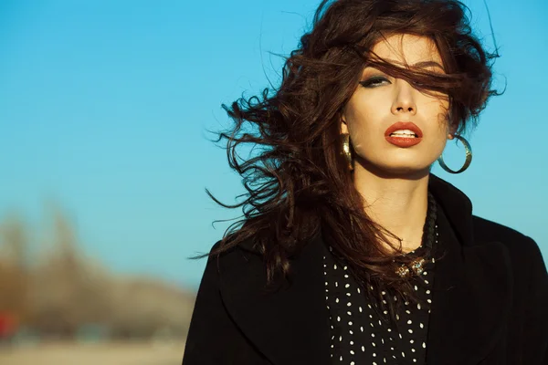 Primavera, outono conceito de alta moda. Menina lindo com cabelo comprido — Fotografia de Stock