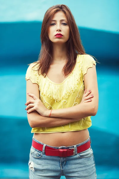 Retrato de linda jovem mulher vestindo top amarelo-verde na moda — Fotografia de Stock