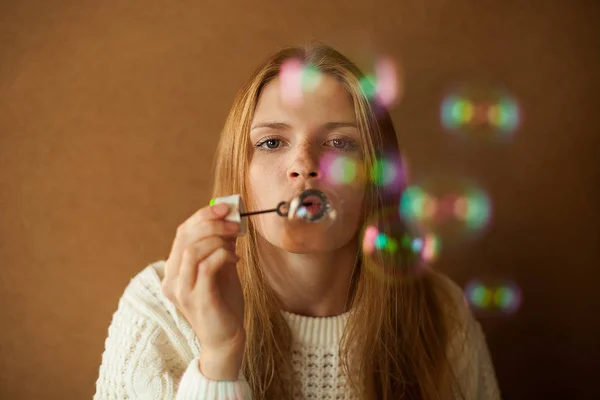 Смішний портрет модної моделі мильних бульбашок — стокове фото