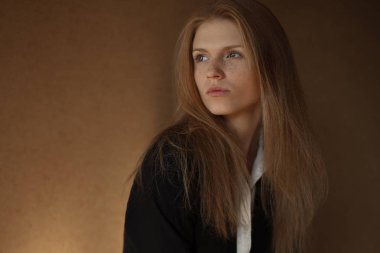 Siyah ceketli uzun kırmızı kıvırcık saçlı moda modeli portresi