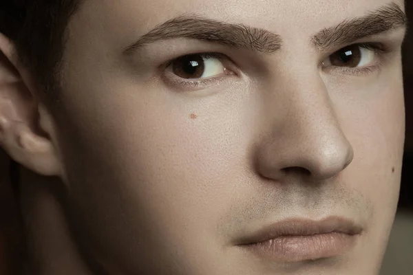 Concepto de belleza masculino. Retrato de un joven guapo. De cerca. — Foto de Stock