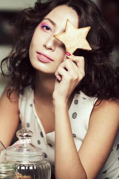Christmas biscuit concept. Portrait of young brunette with arty cookie — Stock Photo, Image
