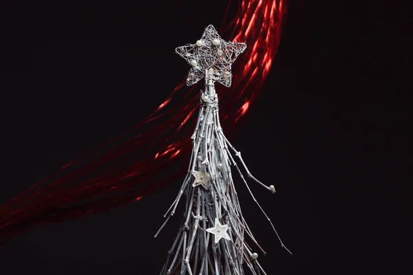 Arty plano de estudio de un árbol de Navidad hecho de ramas, alambre — Foto de Stock