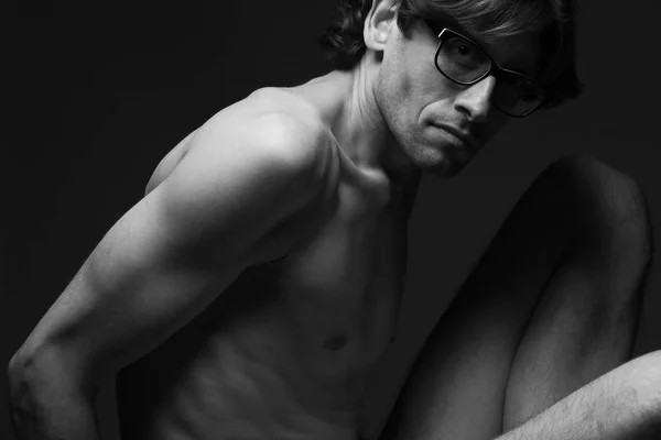 Stylische Brillen, männliches Schönheitskonzept. junger schöner Mann mit Brille — Stockfoto