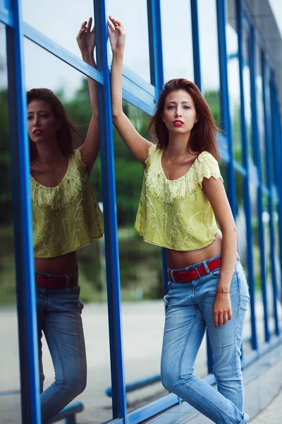 Menina hipster lindo em jeans azuis na cidade de verão — Fotografia de Stock