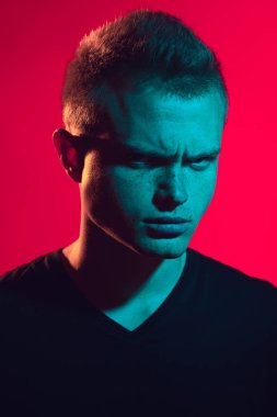 Erkek güzellik kavramı. Genç adam portresi popüler sanat