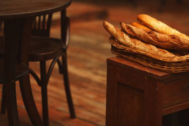Geleneksel Avrupa boulangerie kavramı. Baget ekmek sepeti 