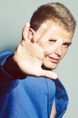 Paparazzi tarafından rahatsız sarışın kısa saçlı güzel genç superstar