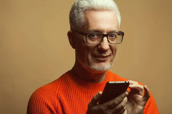 Fabulous op elke leeftijd, Eyewear concept. Portret van de modieuze man met mobiele telefoon — Stockfoto