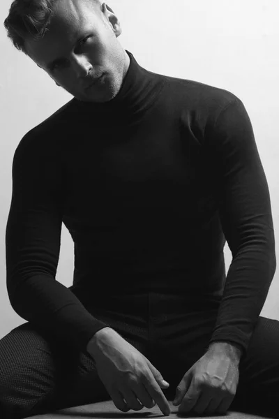 Concept de beauté masculine. Portrait de beau jeune homme — Photo