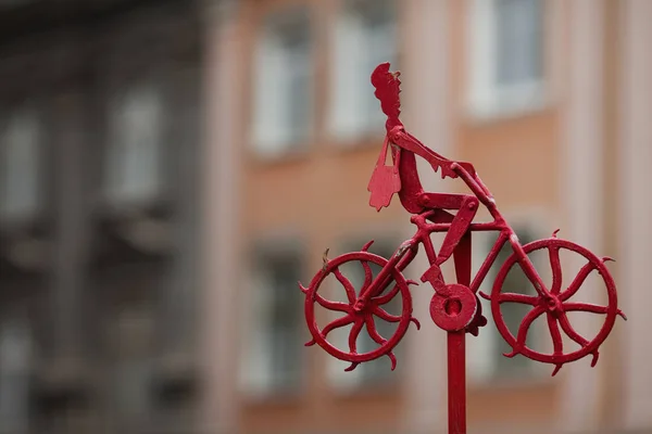 Vintage rysunek metalowe, model rowerzysta w stare miasto europejskie. Re — Zdjęcie stockowe