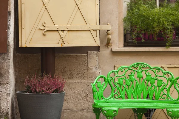 Fenêtre de la vieille boutique européenne avec des fleurs. Style rétro. Extérieur s — Photo