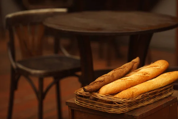Conceito europeu tradicional de boulangerie. Cesta com baguetes — Fotografia de Stock